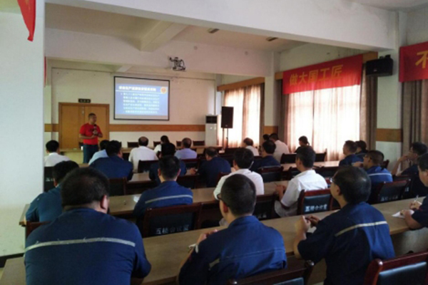 97国际集团对员工进行安全培训。